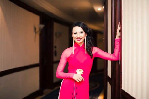 Chiếc áo dài màu ánh sen của NTK Thuận Việt đã mang đến vẻ đẹp nền nã cho HH trong phần dẫn thi áo dài của thí sinh.